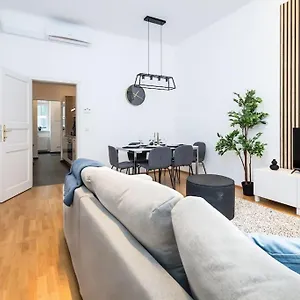 https://orestaliving-spacious-2br-on-the-danube-canal.vienna-besthotels.com